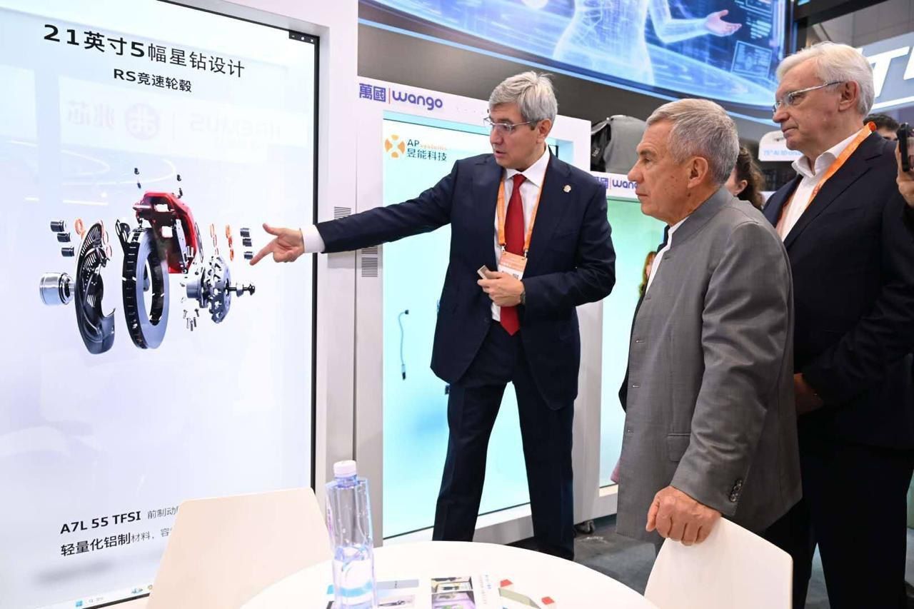 Раис РТ посетил выставку China Hi-Tech Fair, на которой представлены роботы и ИИ