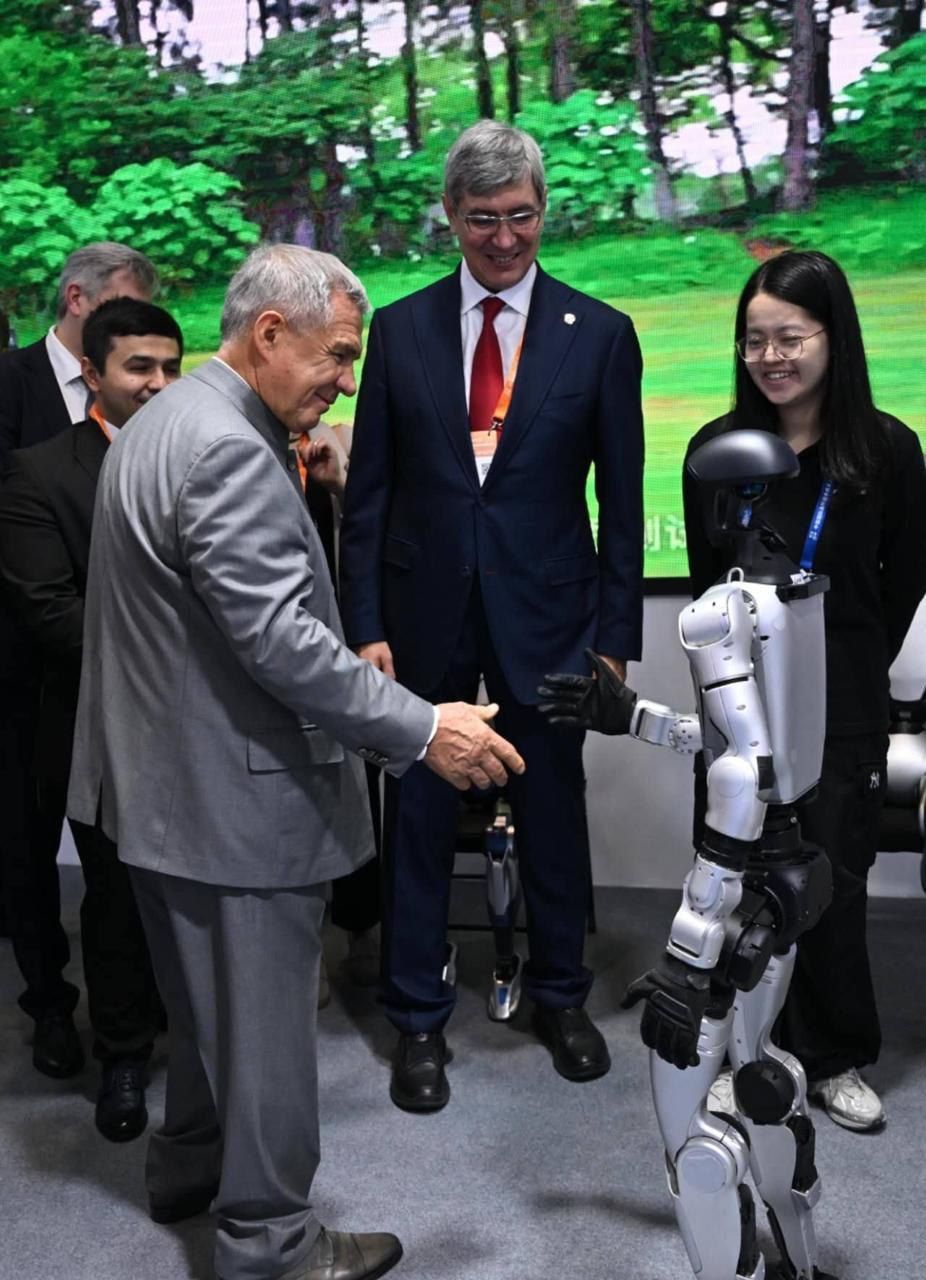 Минниханов поздоровался с роботом на Китайской выставке высоких технологий — видео