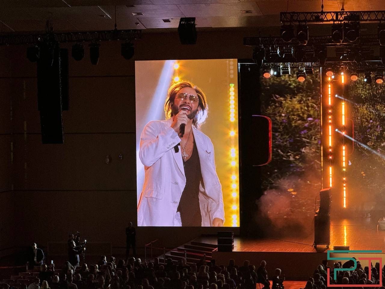 О боже, какой мужчина!.. Фанатки Стаса Михайлова в Казани предлагали родить ему сына