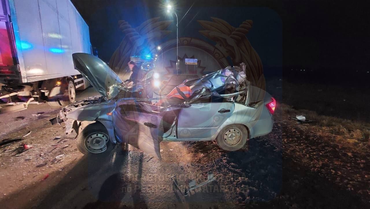 Под Альметьевском столкнулись «Лада» и грузовик - водитель легковушки погиб