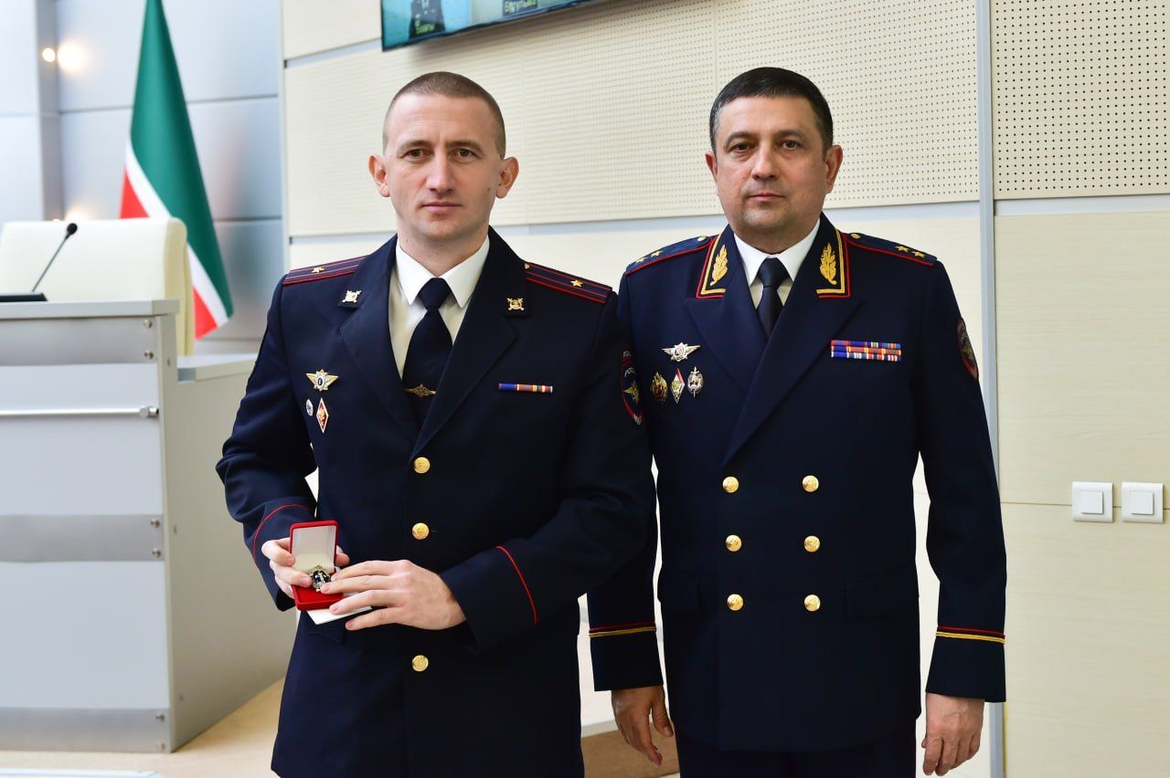 Глава МВД Татарстана Сатретдинов наградил лучших участковых полиции