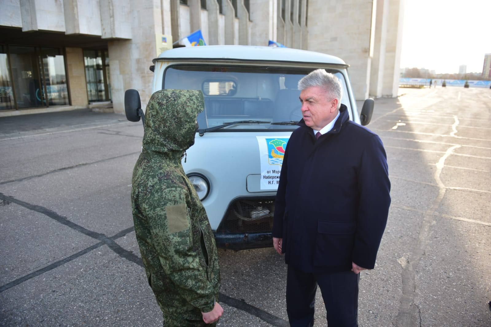 Жители Челнов отправили автомобиль и сладости в зону СВО