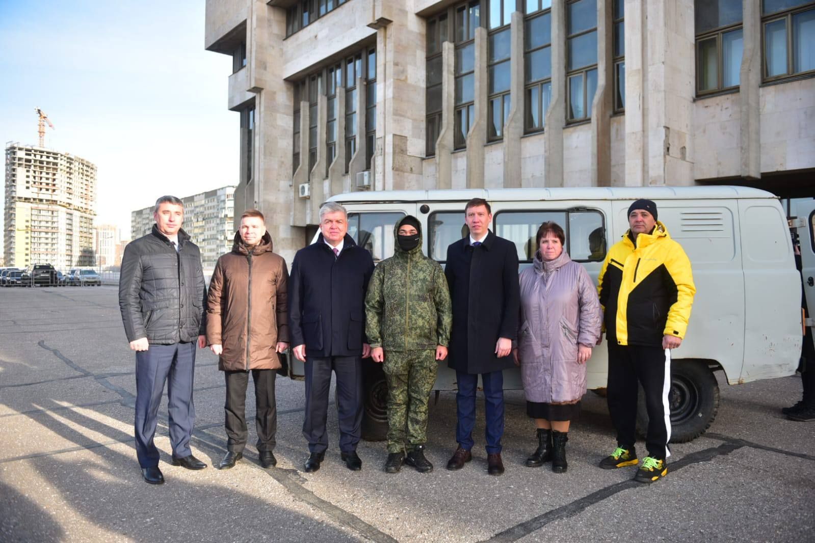Жители Челнов отправили автомобиль и сладости в зону СВО