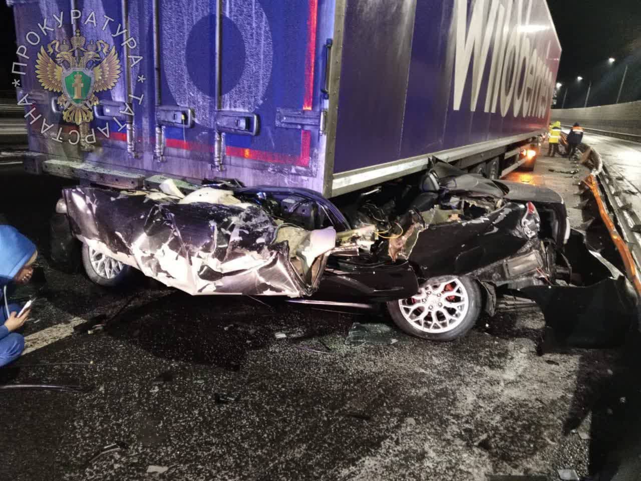 Ночью на трассе М7 в Тукаевском районе легковушка врезалась в стоящую фуру — погибли два человека