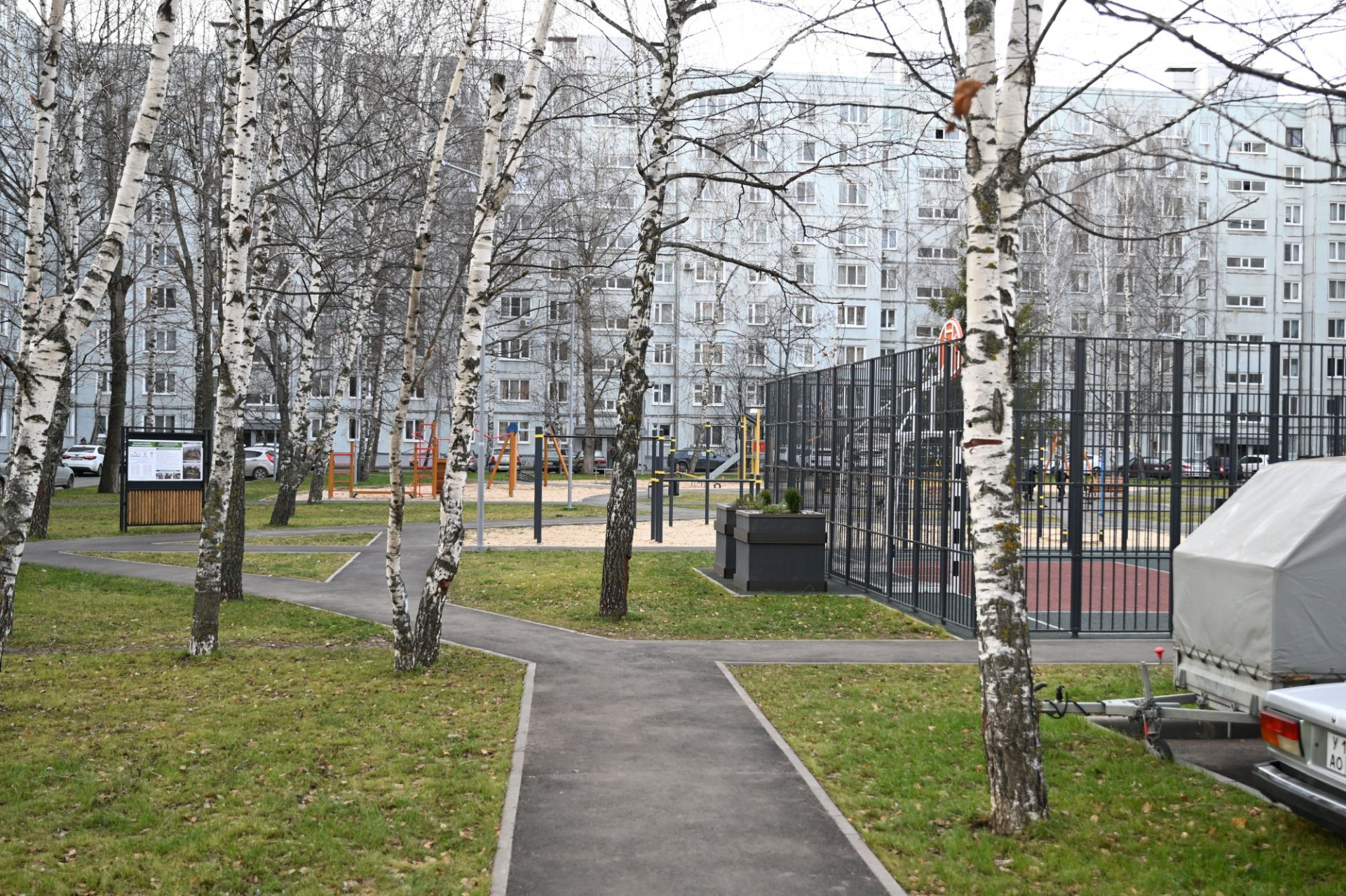 В Казани благоустроили первый в республике двор с площадкой для гигиенического выгула собак