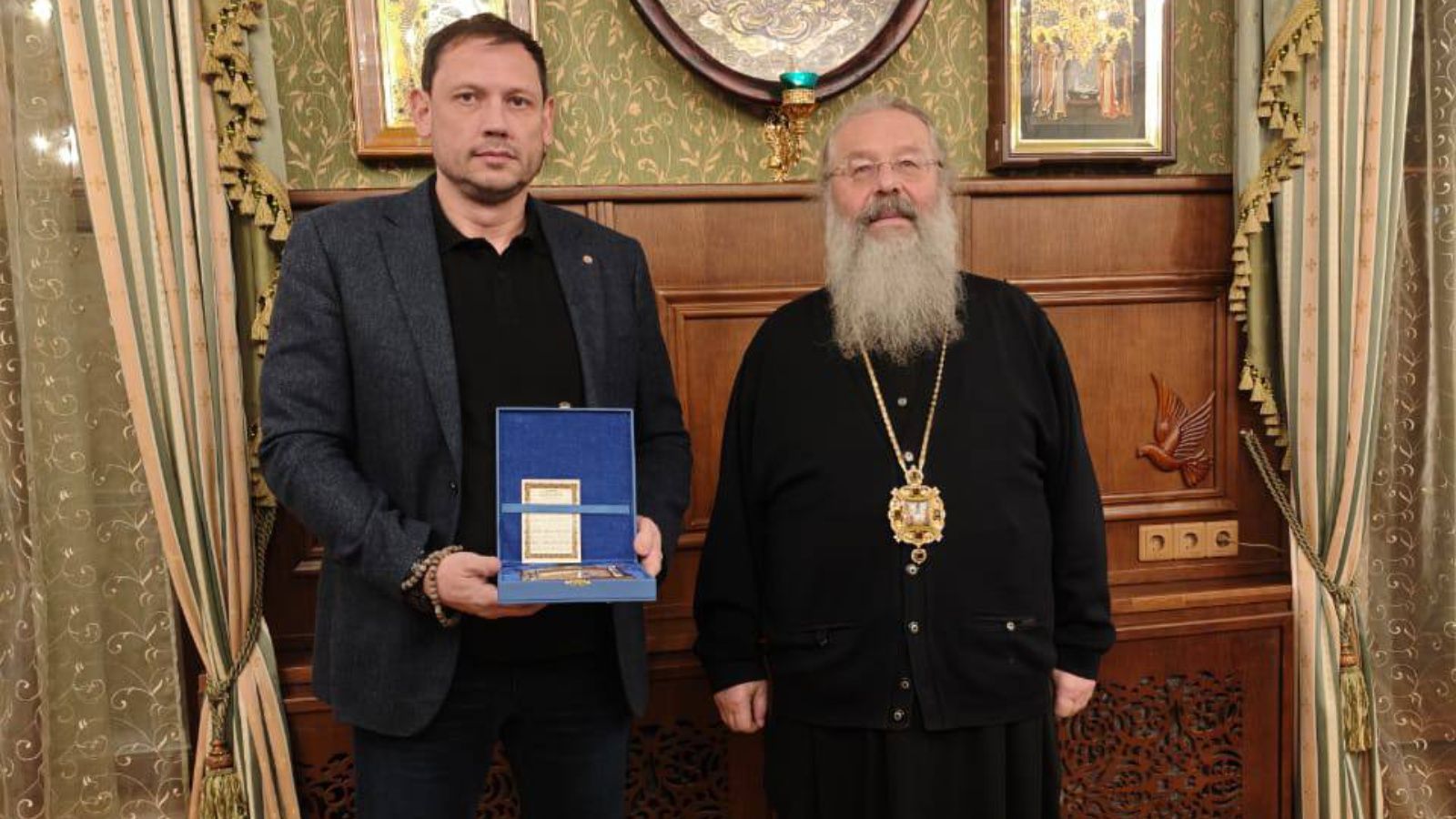 Победитель проекта «Батырлар» передал митрополиту Кириллу икону из ДНР