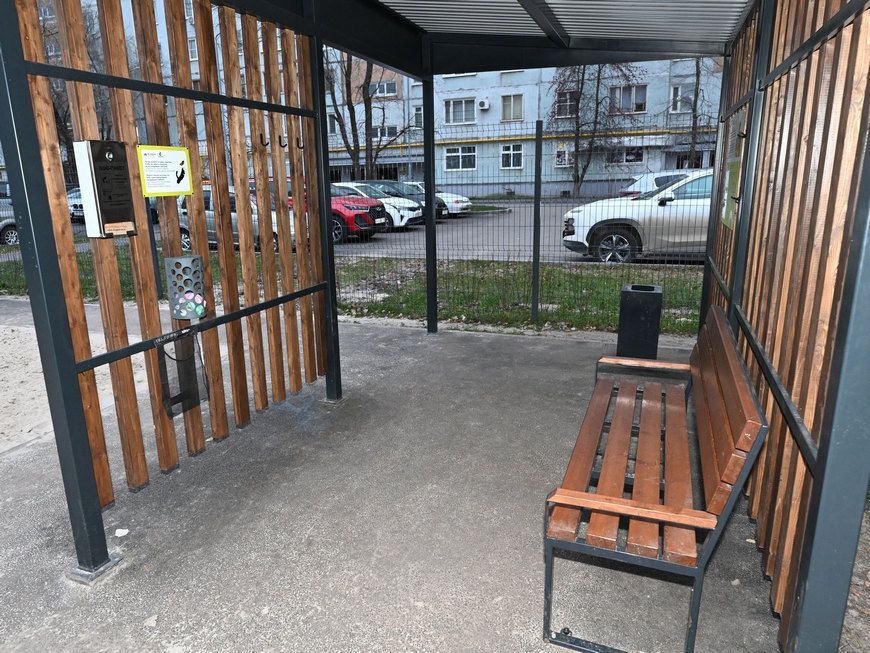 В Казани благоустроили первый в республике двор с площадкой для гигиенического выгула собак