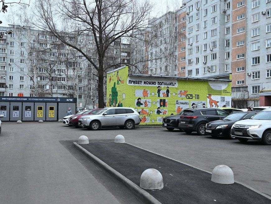 В Казани благоустроили первый в республике двор с площадкой для гигиенического выгула собак