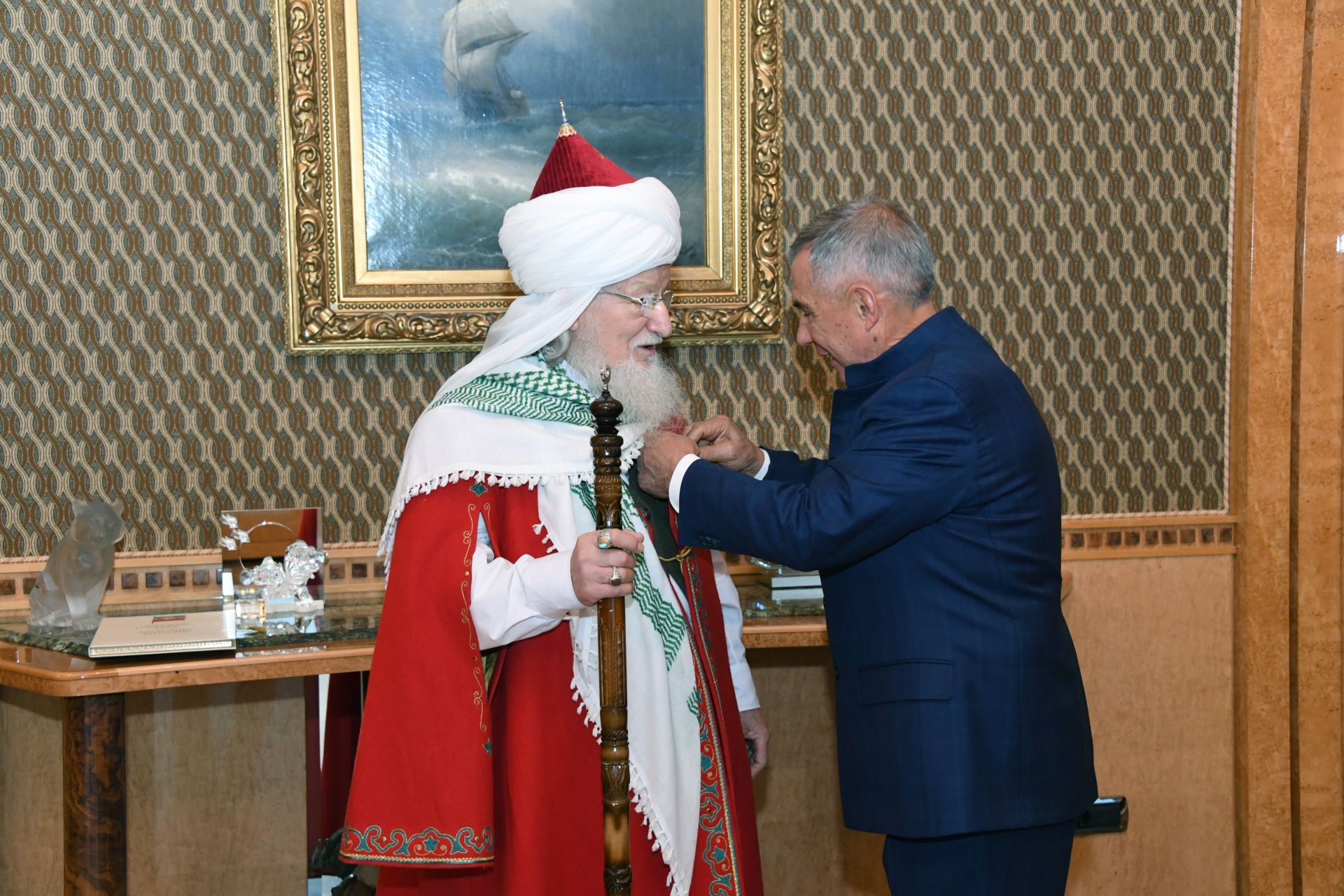 Рустам Минниханов вручил медаль ордена «За заслуги перед РТ» верховному муфтию Талгату Таджуддину