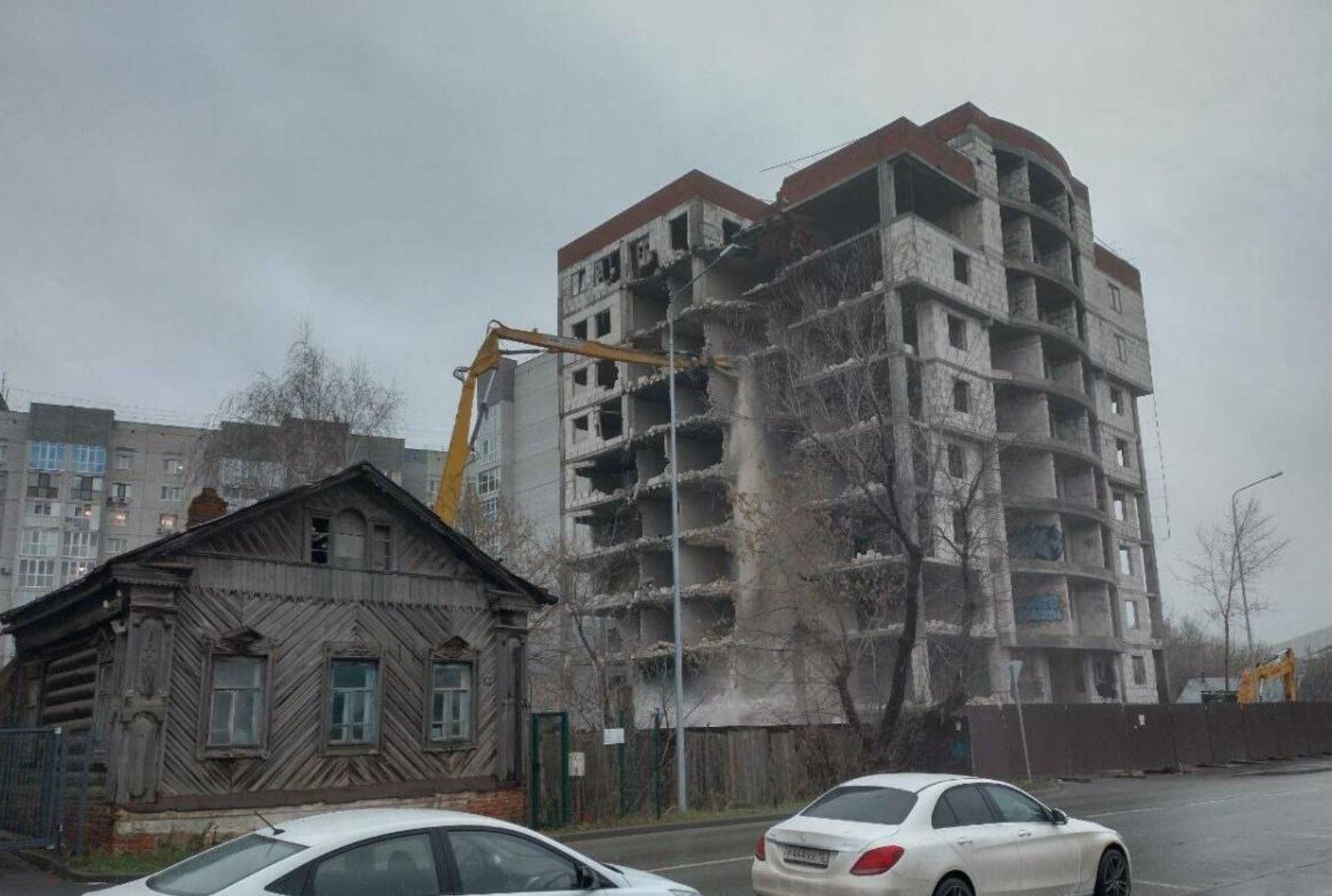 В Казани под снос пошел долгострой около озера Кабан