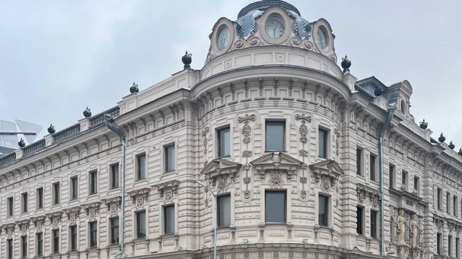 Собственник Александровского пассажа в Казани займется ремонтом разбитых вандалами окон