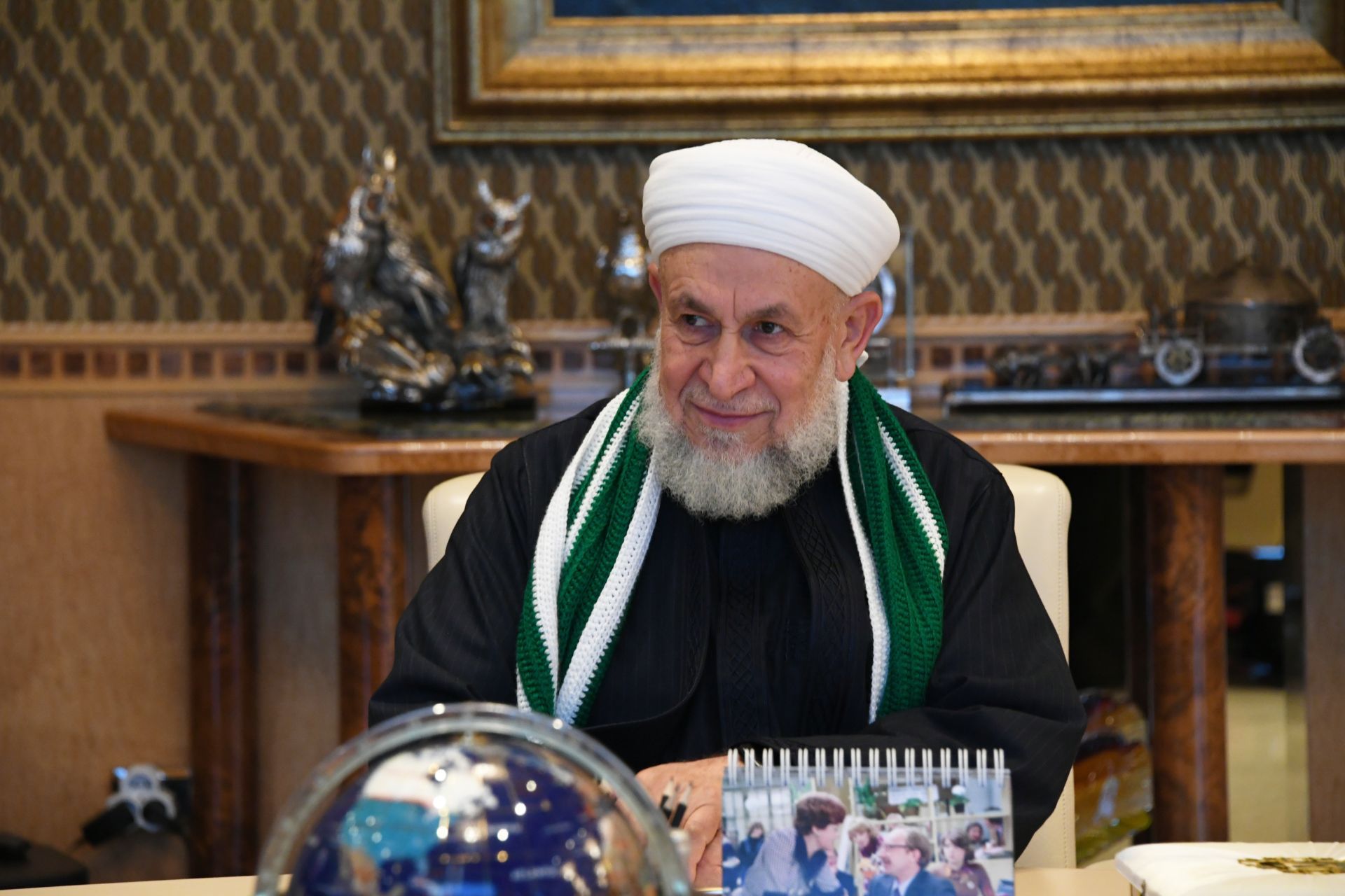 Рустам Минниханов вручил медаль ордена «За заслуги перед РТ» верховному муфтию Талгату Таджуддину