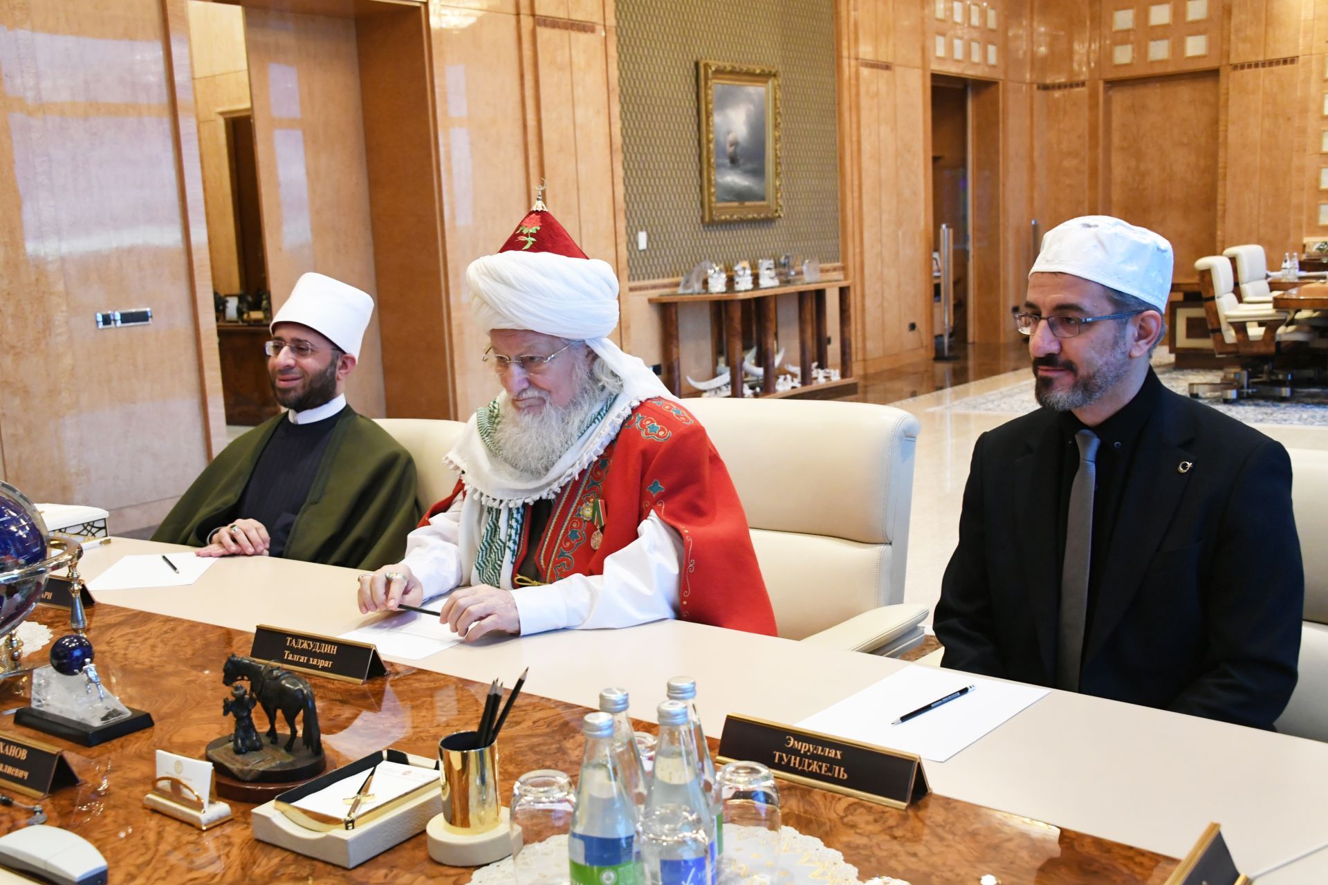 Рустам Минниханов вручил медаль ордена «За заслуги перед РТ» верховному муфтию Талгату Таджуддину