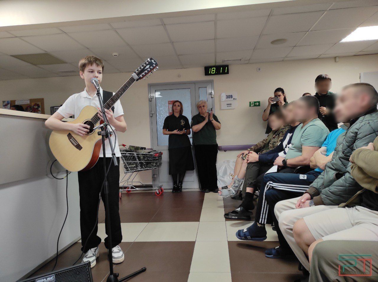 «Чувствуем, что народ с нами»: раненые бойцы в казанской больнице получили подарки и послушали песни Цоя