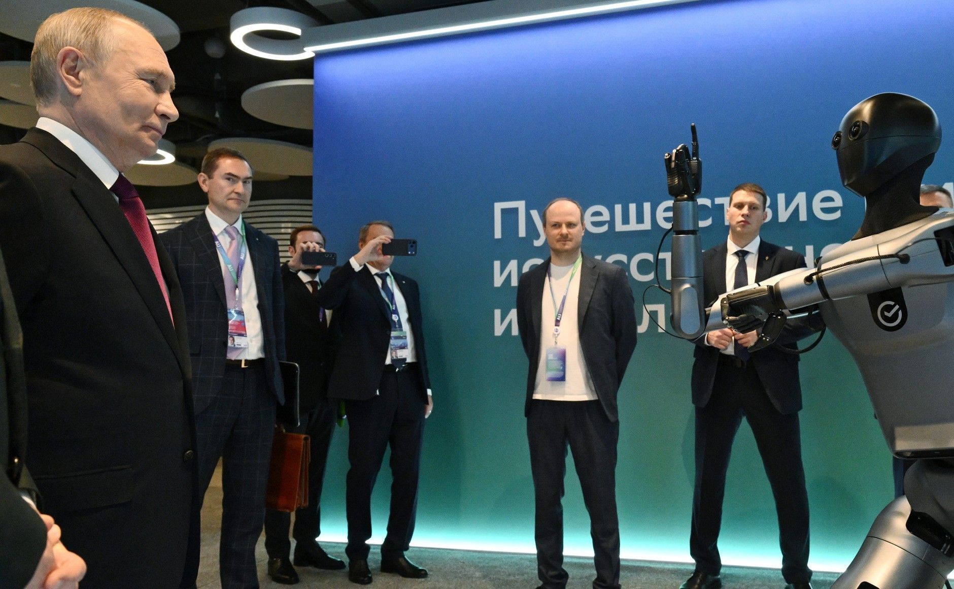 Отечественный антропоморфный робот похвастался перед Путиным танцем — видео