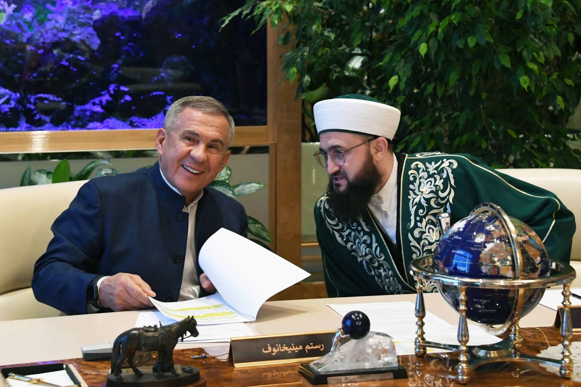 Рустам Минниханов вручил медаль ордена «За заслуги перед РТ» верховному муфтию Талгату Таджуддину