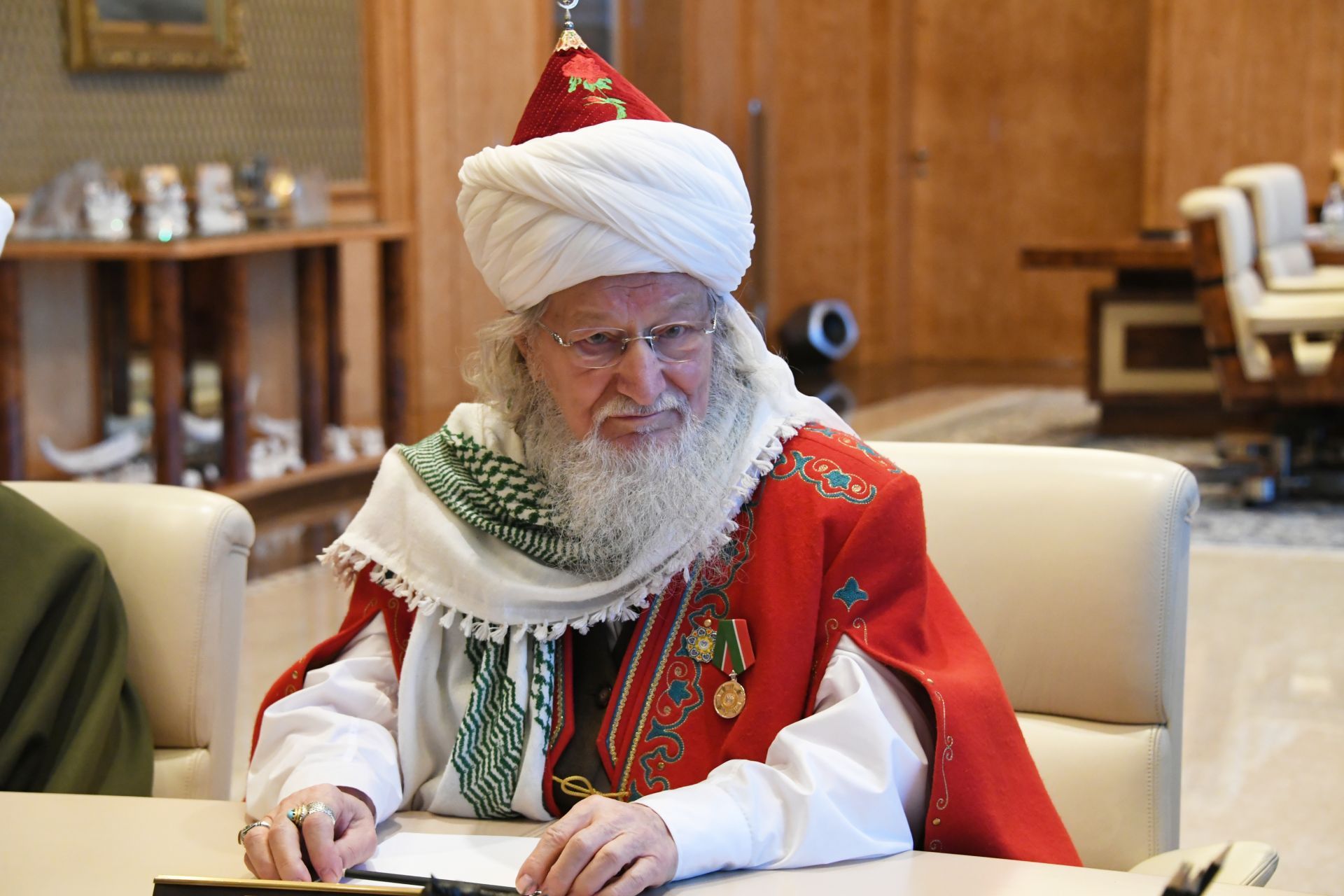 Рустам Минниханов вручил медаль ордена «За заслуги перед РТ» верховному муфтию Талгату Таджуддину