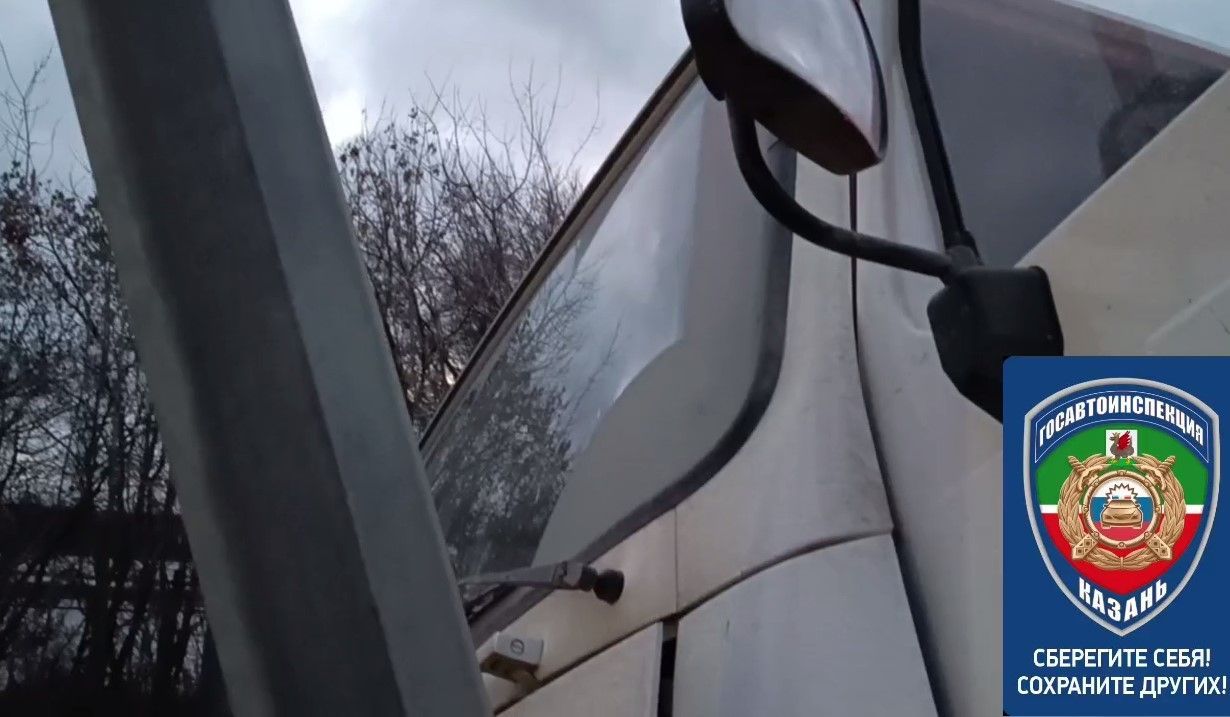 ГАИ: водитель грузовика умер из-за инсульта — большегруз снес столб в Казани