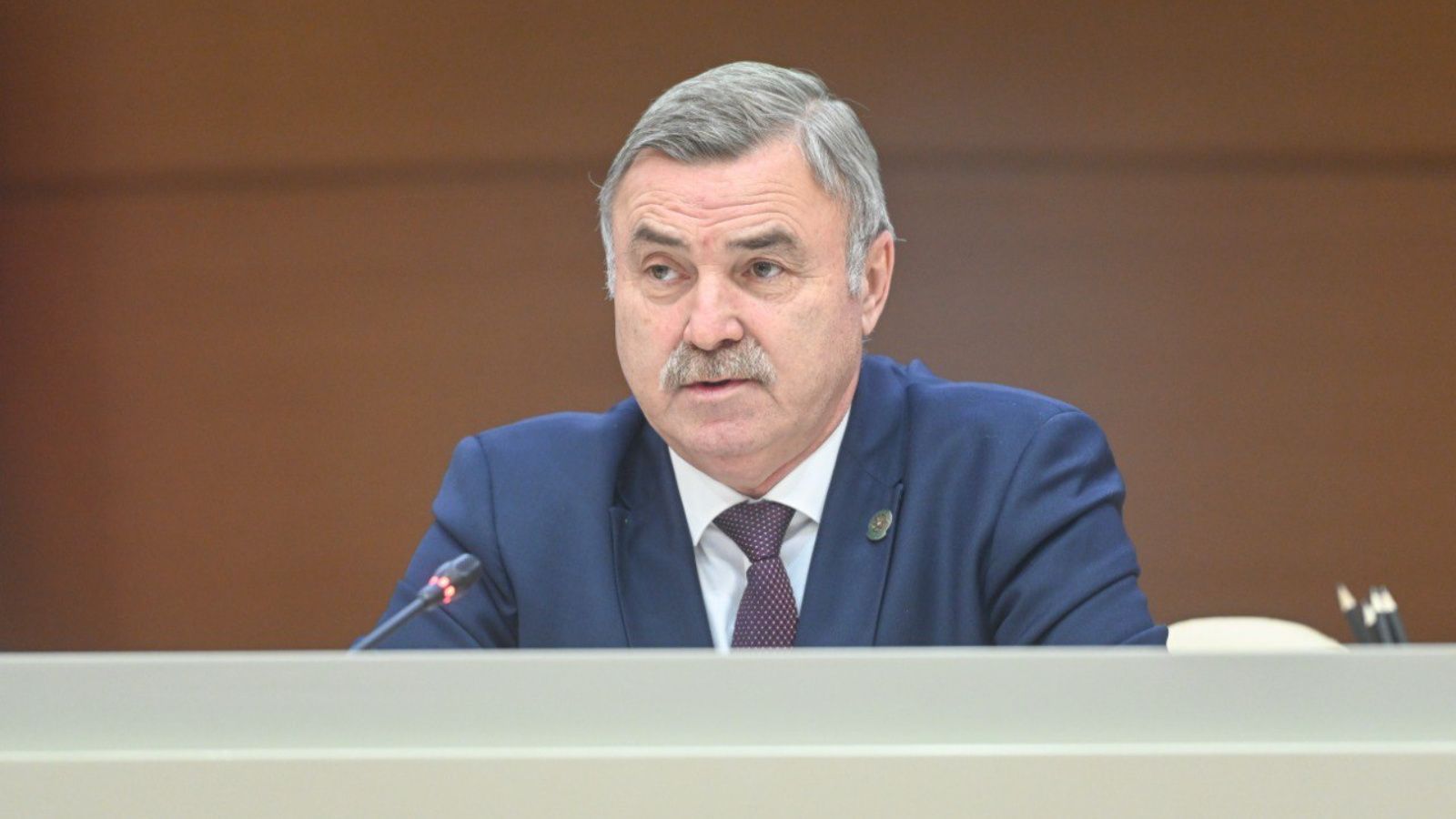 «Неотъемлемая часть жизни»: Ханифов поздравил транспортников с профессиональным праздником