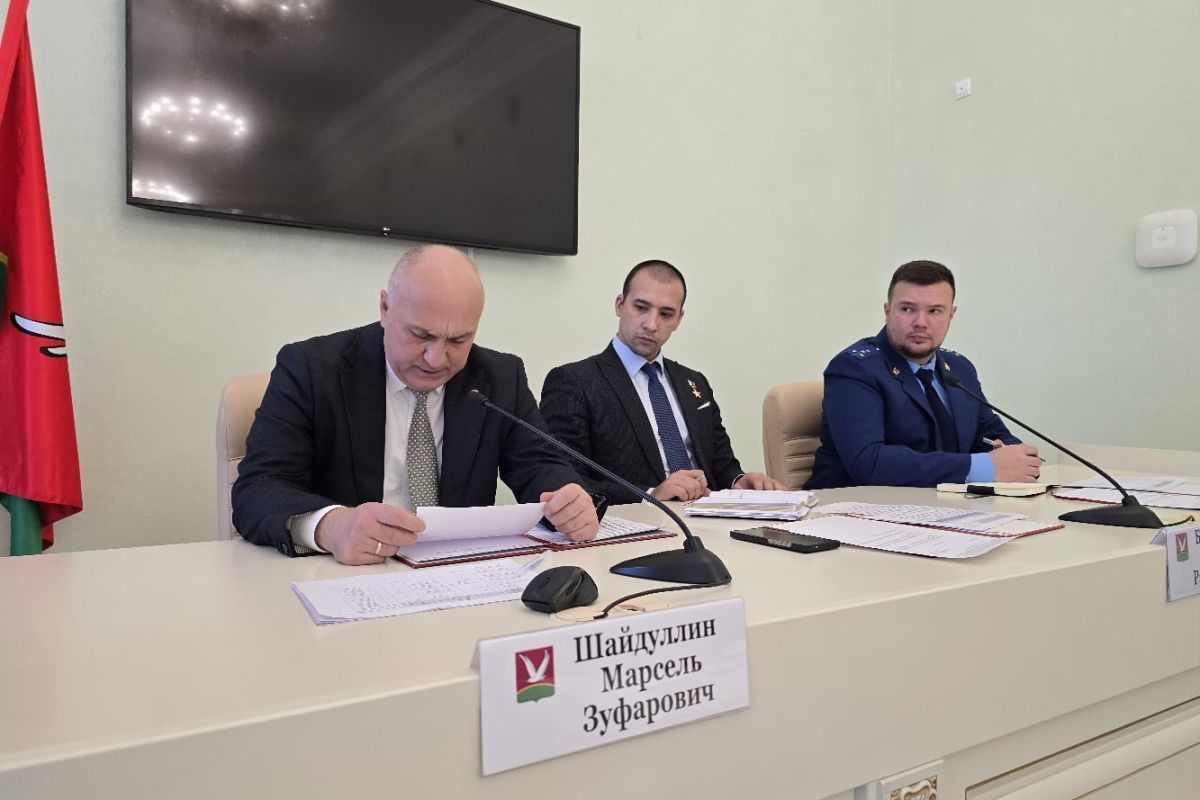 Герой России Баксиков навестил волонтеров и бойцов в Азнакаевском районе