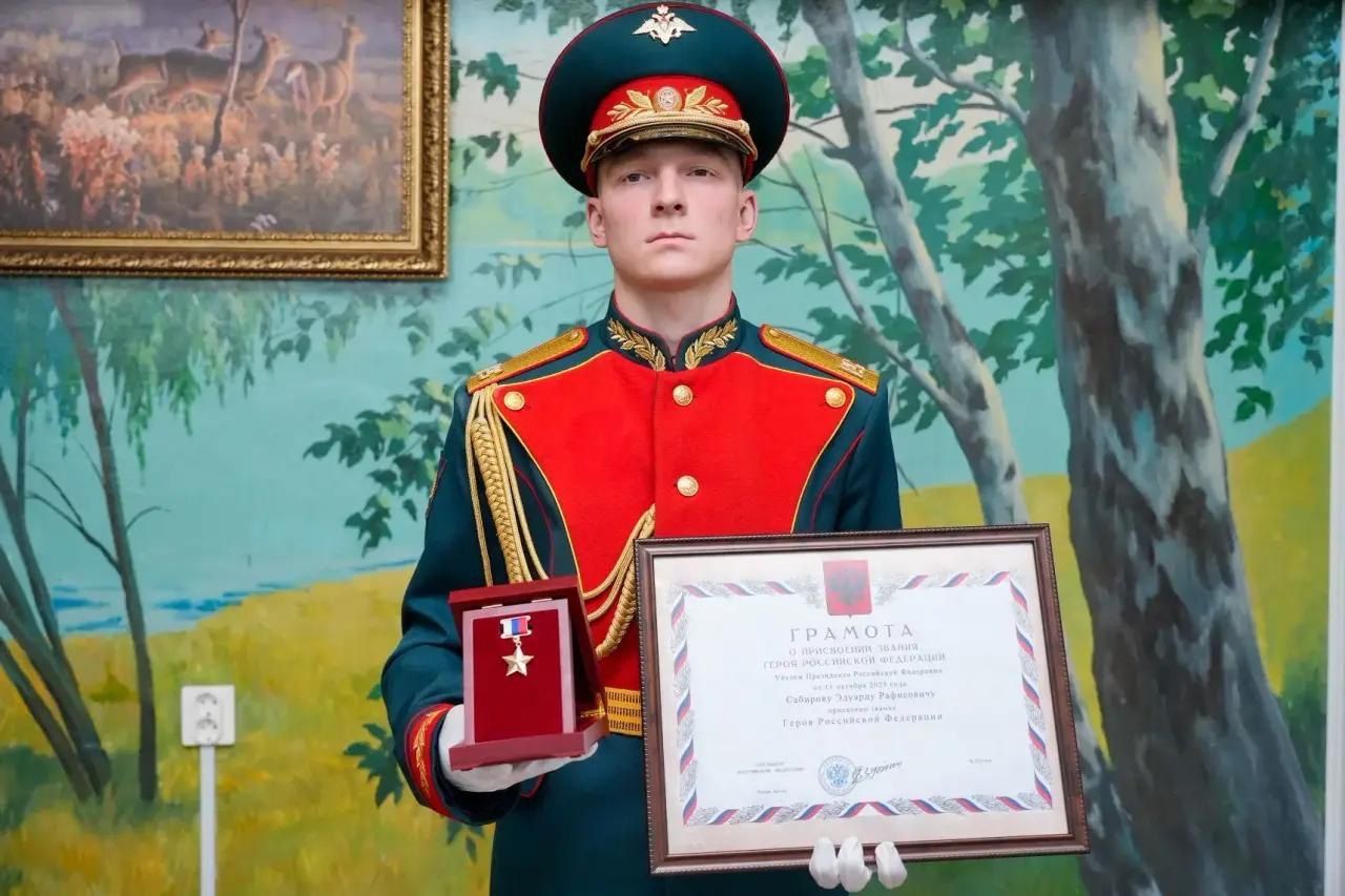 В Казани вручили медаль «Золотая Звезда» родным Героя России Эдуарда Сабирова