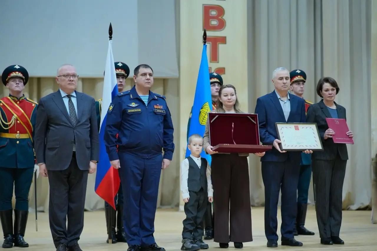 В Казани вручили медаль «Золотая Звезда» родным Героя России Эдуарда Сабирова