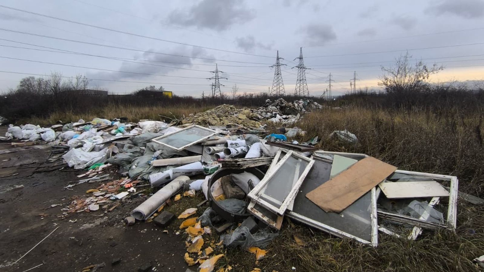 Экологи выявили незаконную свалку автопокрышек и стройотходов в Челнах