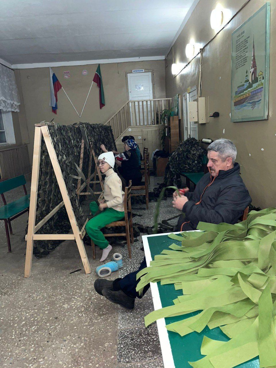 Жители Мамадышского района сплели масксети и сделали свечи для бойцов СВО