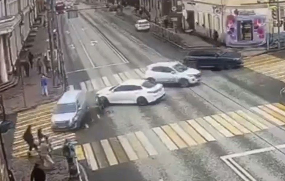 Авария парализовала движение на улице Московской в Казани