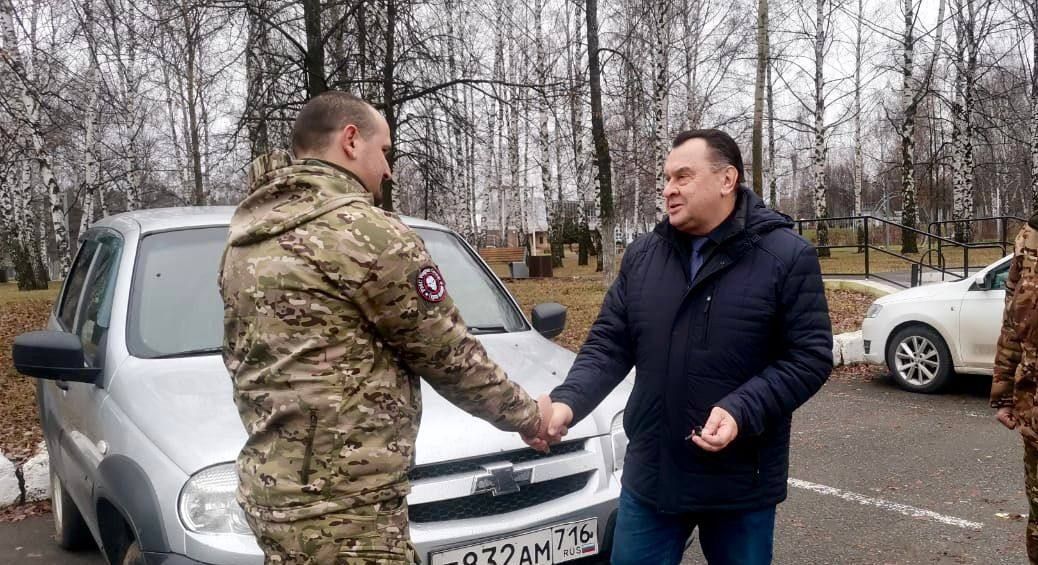Елабужским бойцам СВО передан автомобиль для отправки на фронт