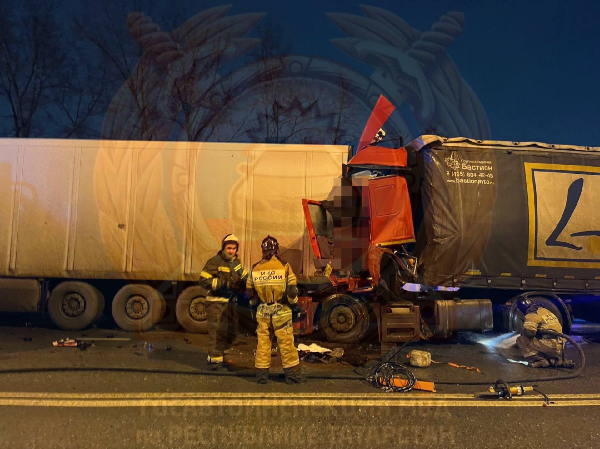 Водитель КАМАЗа погиб, влетев в припаркованную фуру в Казани