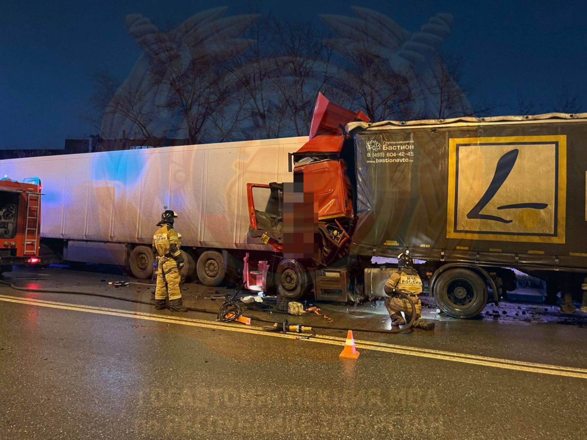 Водитель КАМАЗа погиб, влетев в припаркованную фуру в Казани