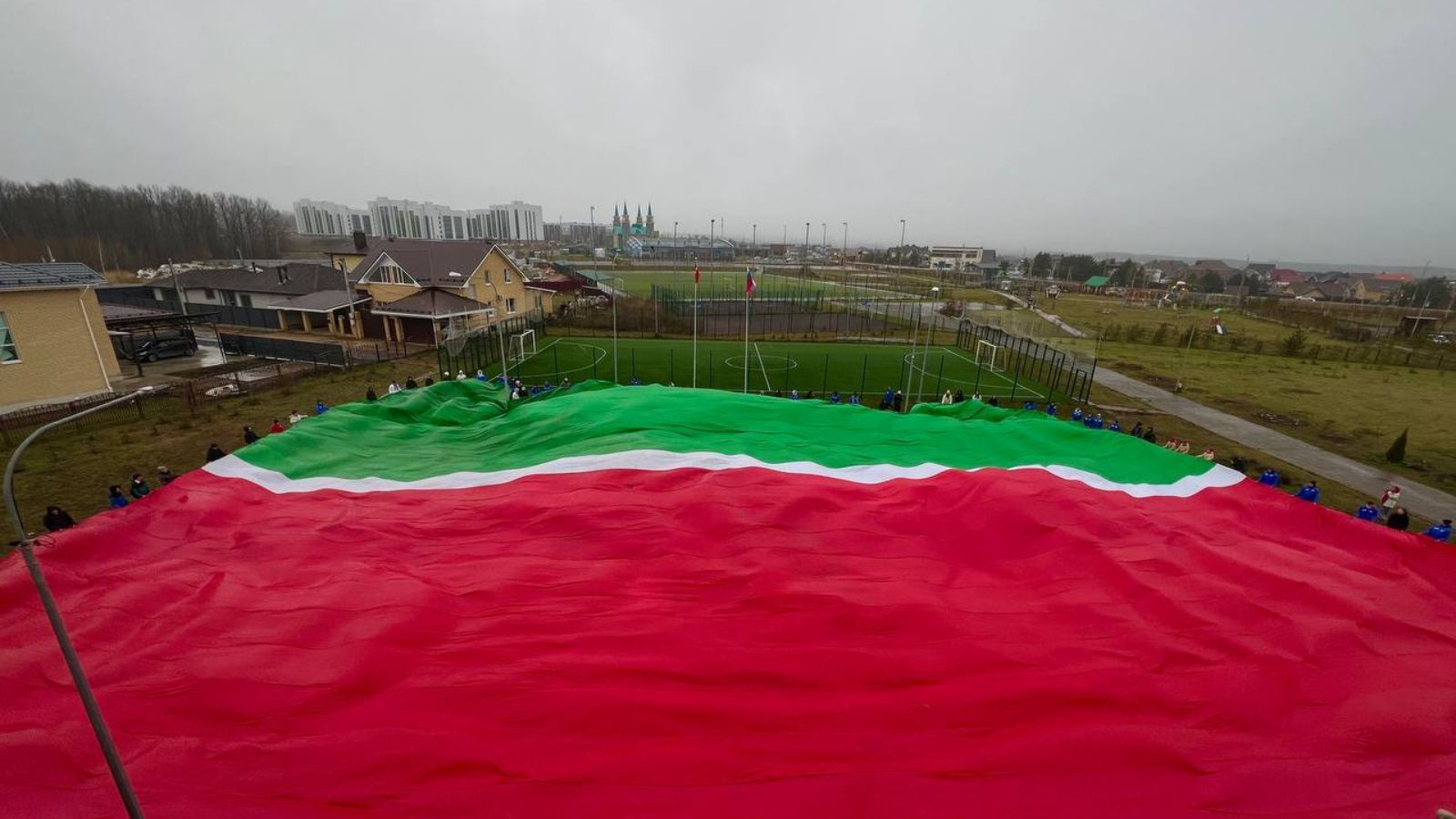 Молодогвардейцы и ученики школы в Высокой Горе развернули большой флаг Татарстана