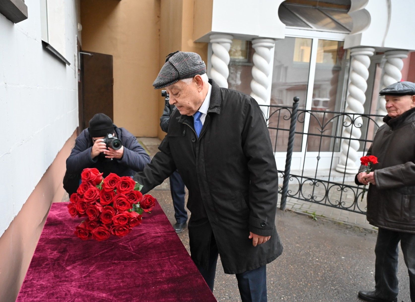 Фарид Мухаметшин возложил цветы к мемориальной доске Анвару Багаутдинову