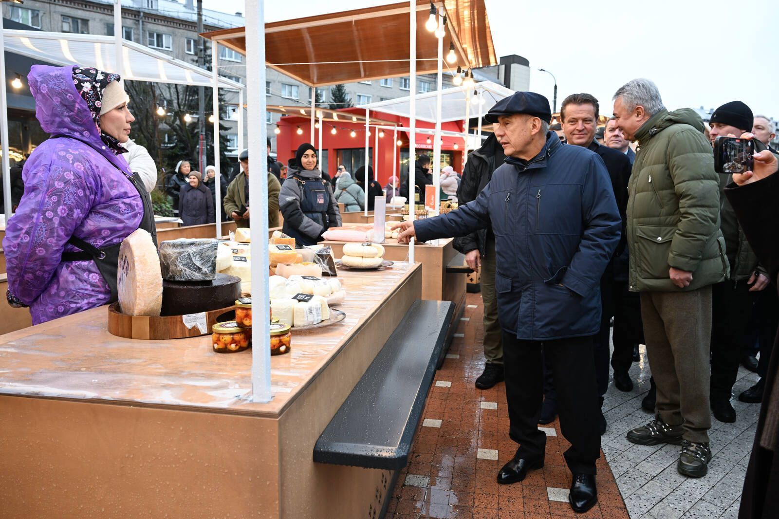 Минниханов посетил обновленный Московский рынок в Казани - видео
