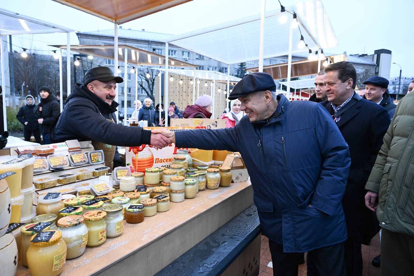 Минниханов посетил обновленный Московский рынок в Казани - видео