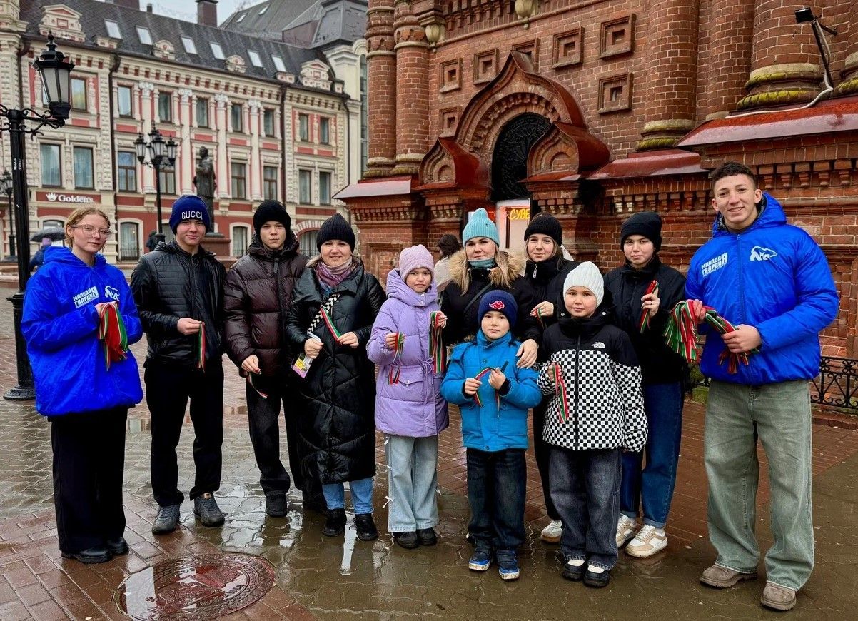 В Казани молодогвардейцы раздали прохожим ленточки с республиканским триколором