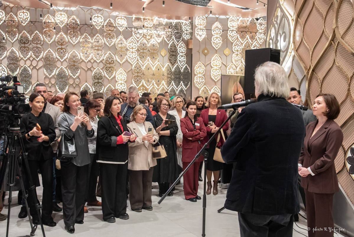 Скульптура итальянского художника украсила театр Камала в Казани