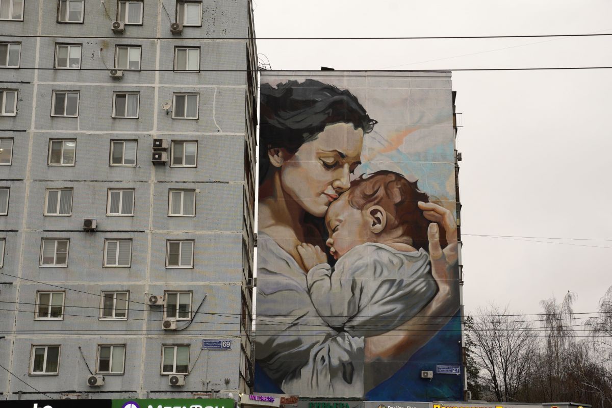 В Казани ко Дню матери появился мурал, посвященный материнству