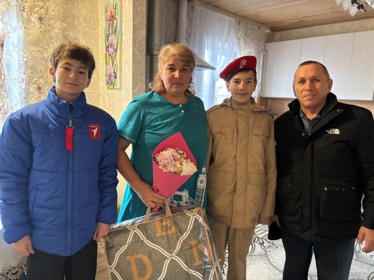 В Высокогорском районе вручили подарки и поздравили матерей участников СВО