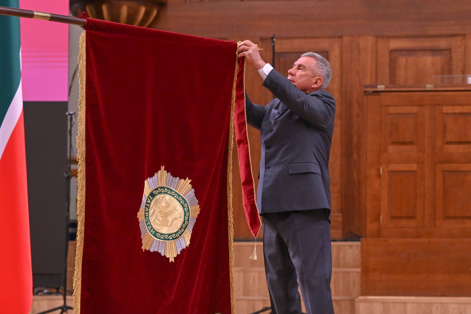 Минниханов вручил орден коллективу Казанской государственной консерватории