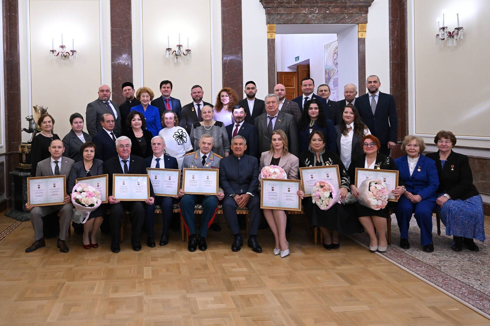 Минниханов вручил премии за вклад в развитие гражданского общества в Татарстане