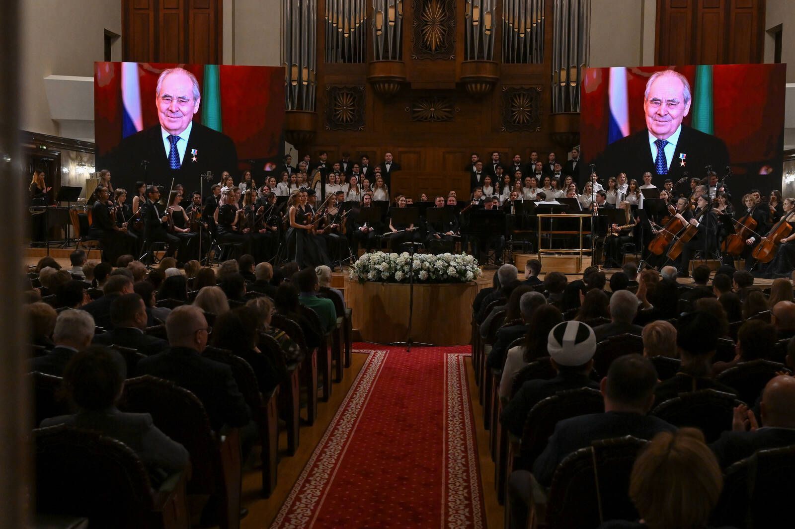 Минниханов вручил орден коллективу Казанской государственной консерватории