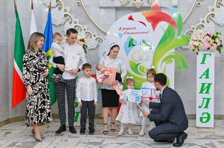 В ЗАГСах Татарстана прошли мероприятия ко Дню матери