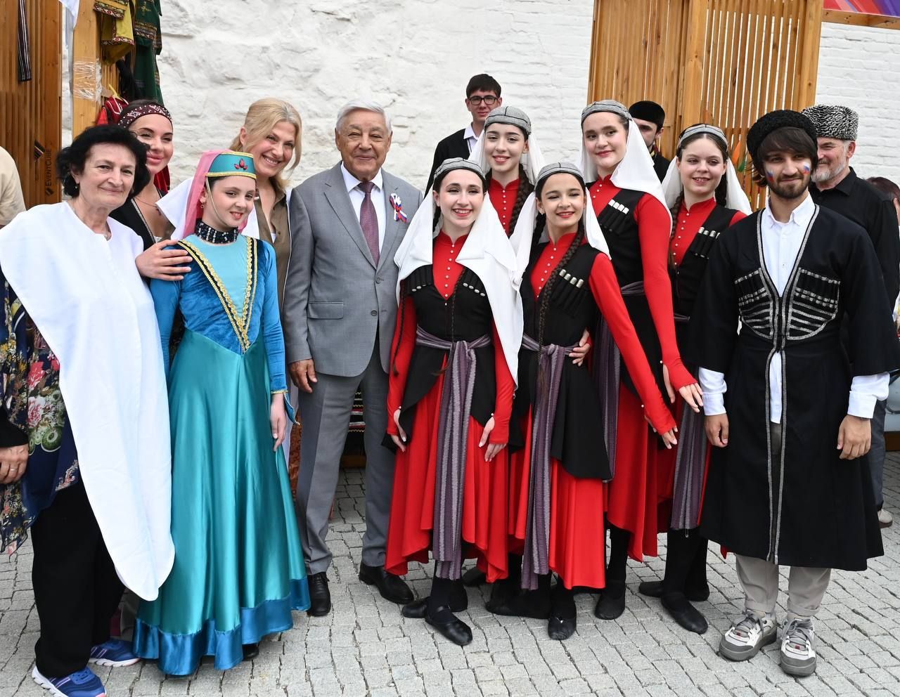 «Вместе мы все преодолеем»: Мухаметшин поздравил с Днем народного единства