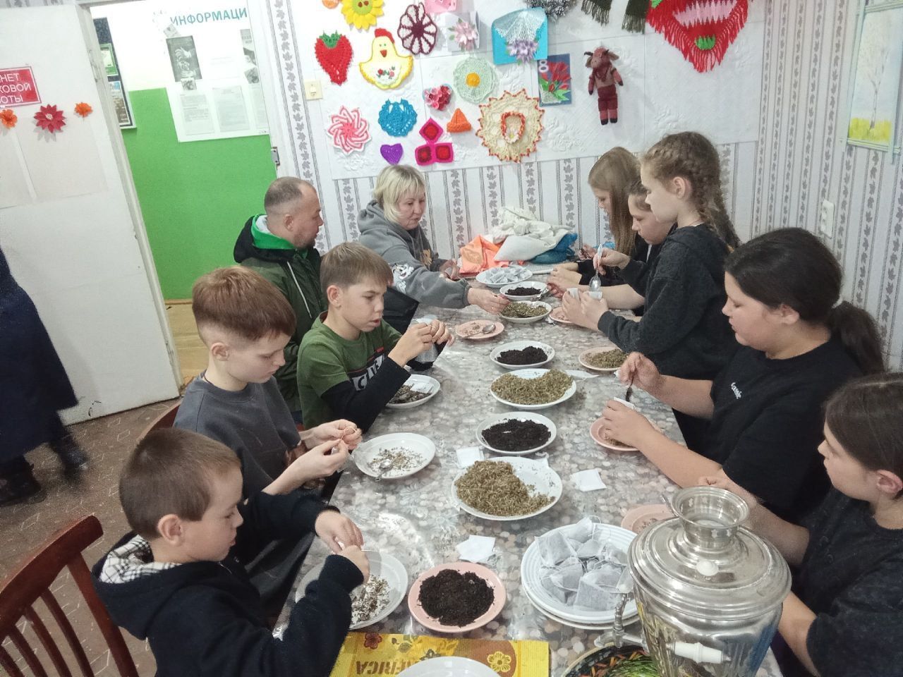 Жители и гости бугульминского села Ключи упаковали травяной чай для бойцов СВО