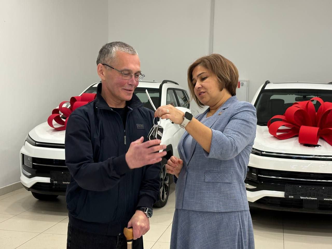 Ветераны СВО из Татарстана получили два «Москвича» с ручным управлением