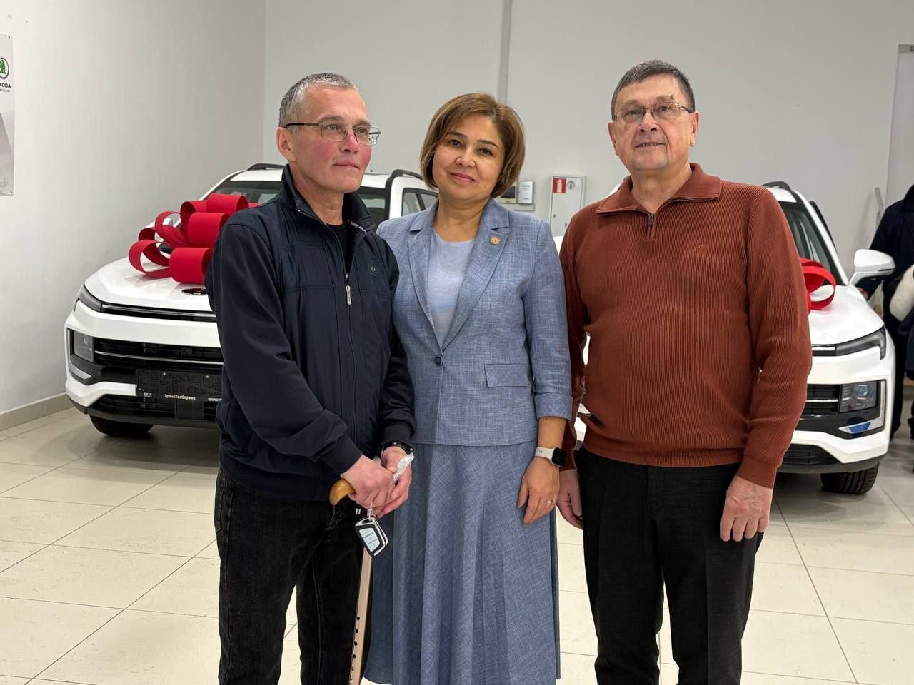 Ветераны СВО из Татарстана получили два «Москвича» с ручным управлением