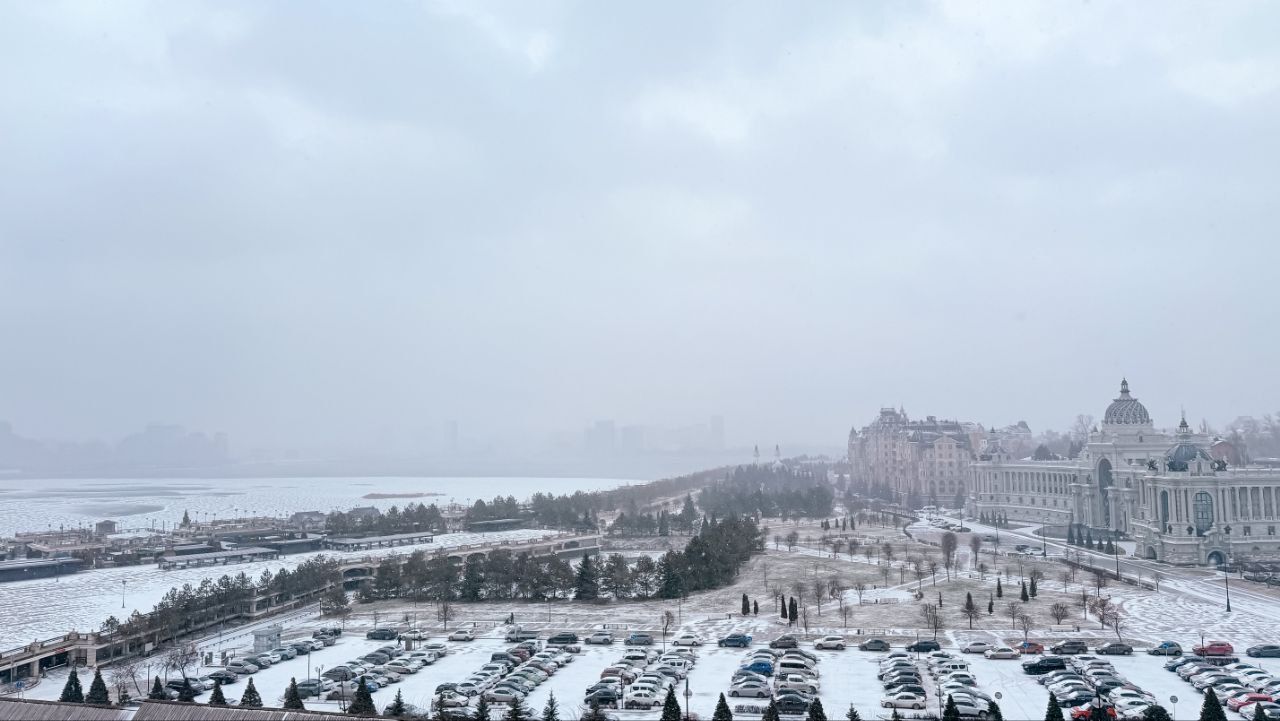 Минниханов поделился фотографией первого снега в Казани
