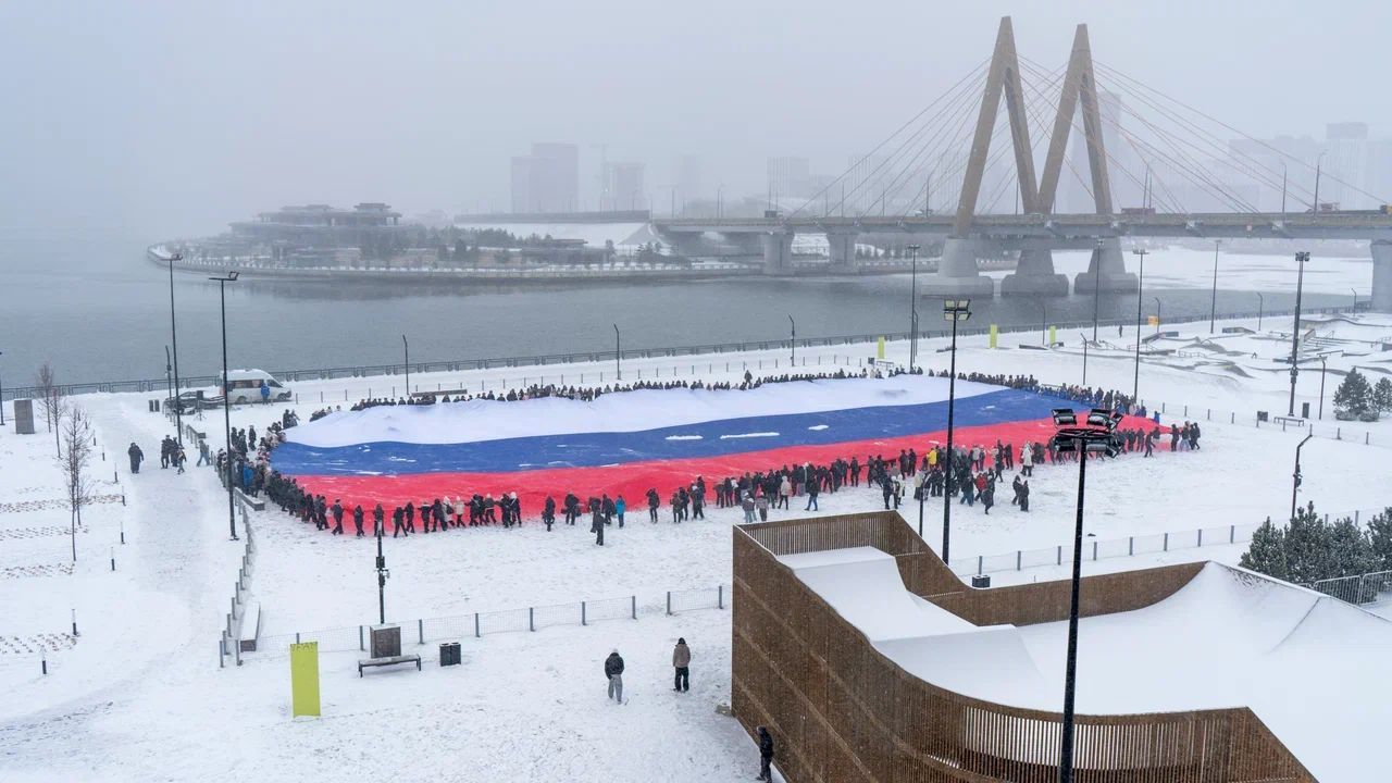 Более 500 человек развернули в Казани гигантский флаг России – фото